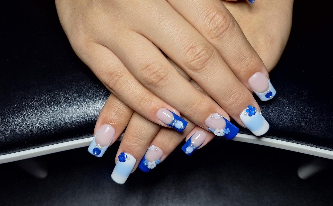 Blue gradient flower nail art